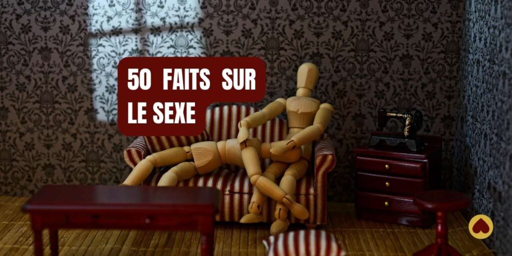 Figurines en bois sur un canapé dans une pièce, avec le texte "50 FAITS SUR LE SEXE" en surimpression.