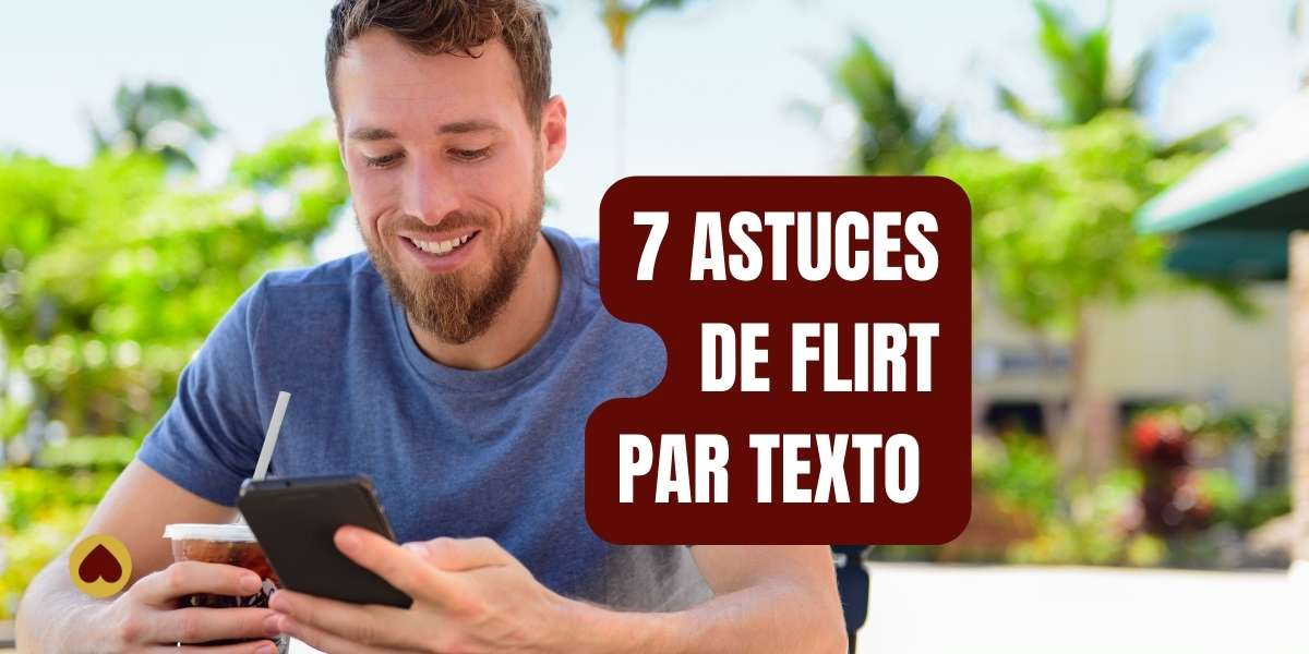Homme souriant regardant son téléphone, avec le texte "7 ASTUCES DE FLIRT PAR TEXTO" en surimpression.