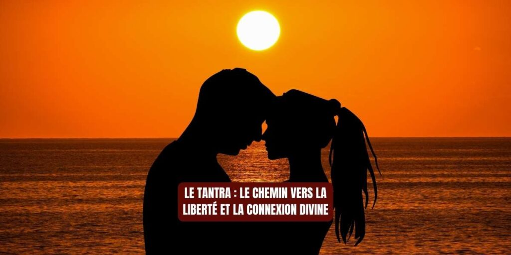 Silhouette d'un couple s'embrassant devant un coucher de soleil sur l'océan, avec un texte "Le Tantra : le chemin vers la liberté et la connexion divine".