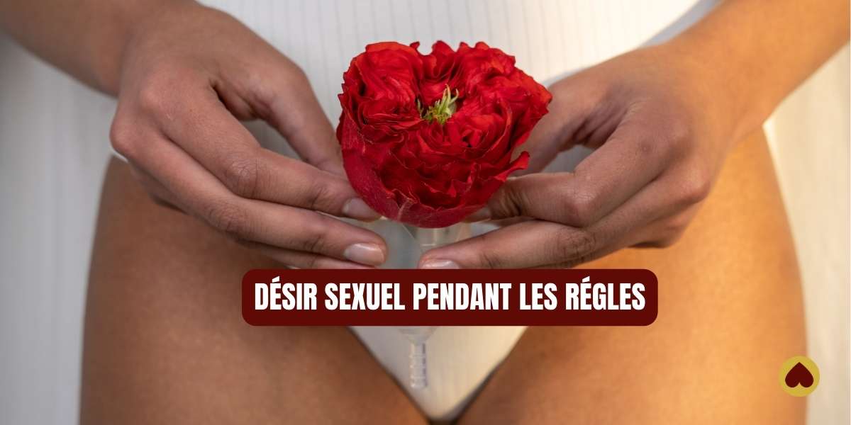 Gros plan sur une femme tenant une fleur rouge avec une coupe menstruelle, avec le texte "DÉSIR SEXUEL PENDANT LES RÈGLES" en surimpression.