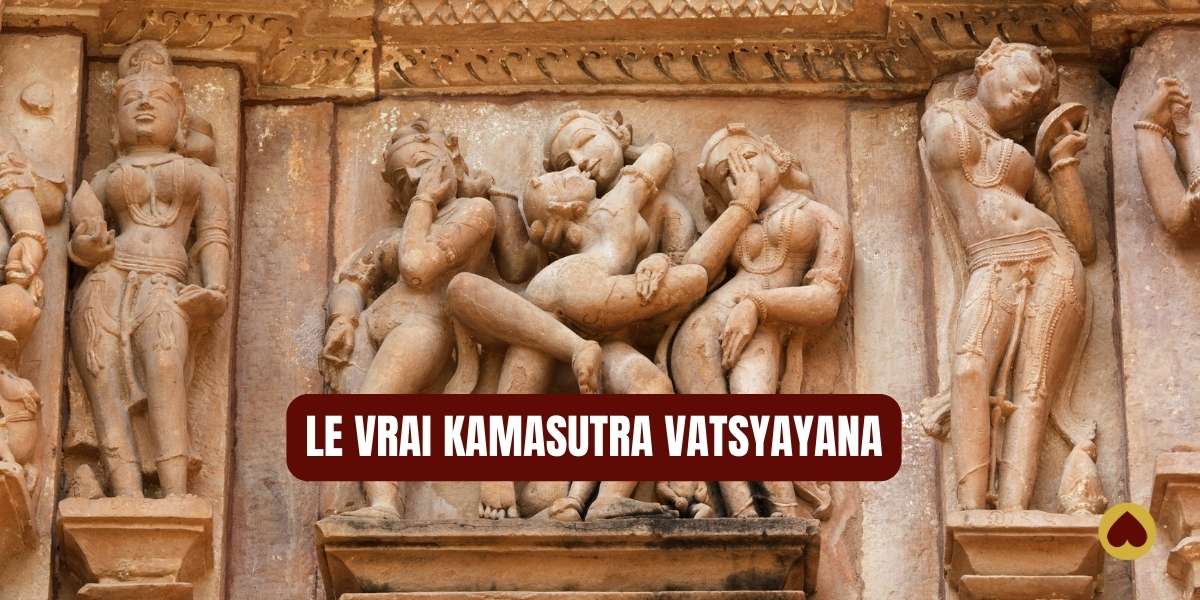 Sculptures anciennes sur un mur représentant des scènes érotiques, avec le texte "LE VRAI KAMASUTRA VATSYAYANA" en surimpression.
