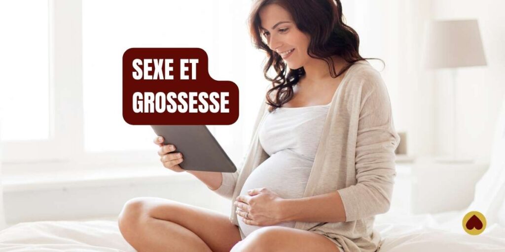 Femme enceinte souriante regardant une tablette, avec le texte "SEXE ET GROSSESSE" en surimpression.