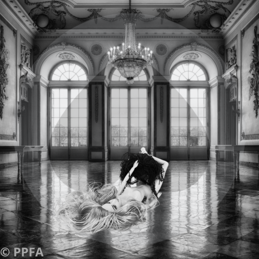 2 filles (poupées) position du cunnilingus entre femme dans une salle vide classique en noir et blanc